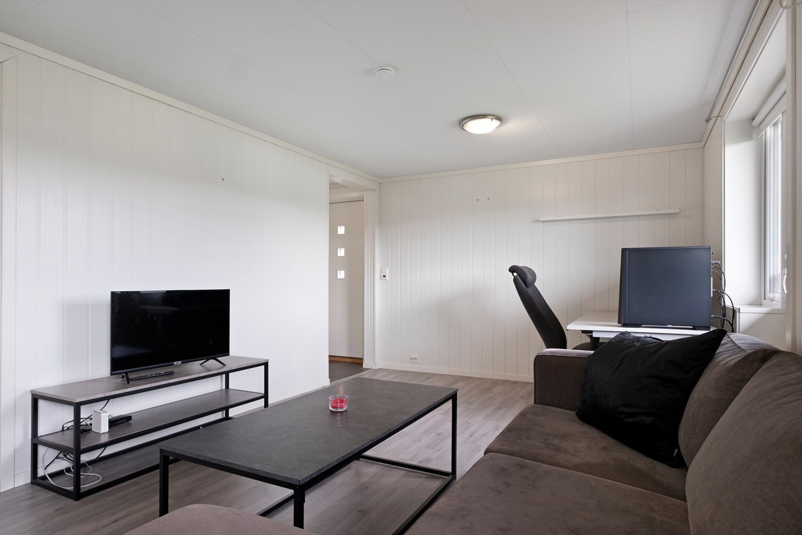 God plass til sofa og skrivepult Galleribilde