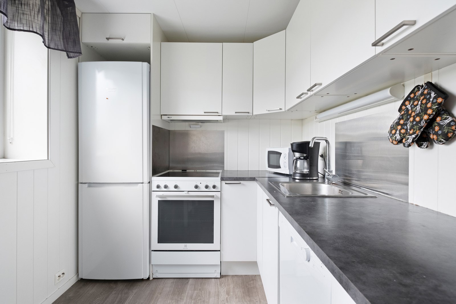 Kjøkkeninnredning i laminat med slette fronter fra 2016 Galleribilde