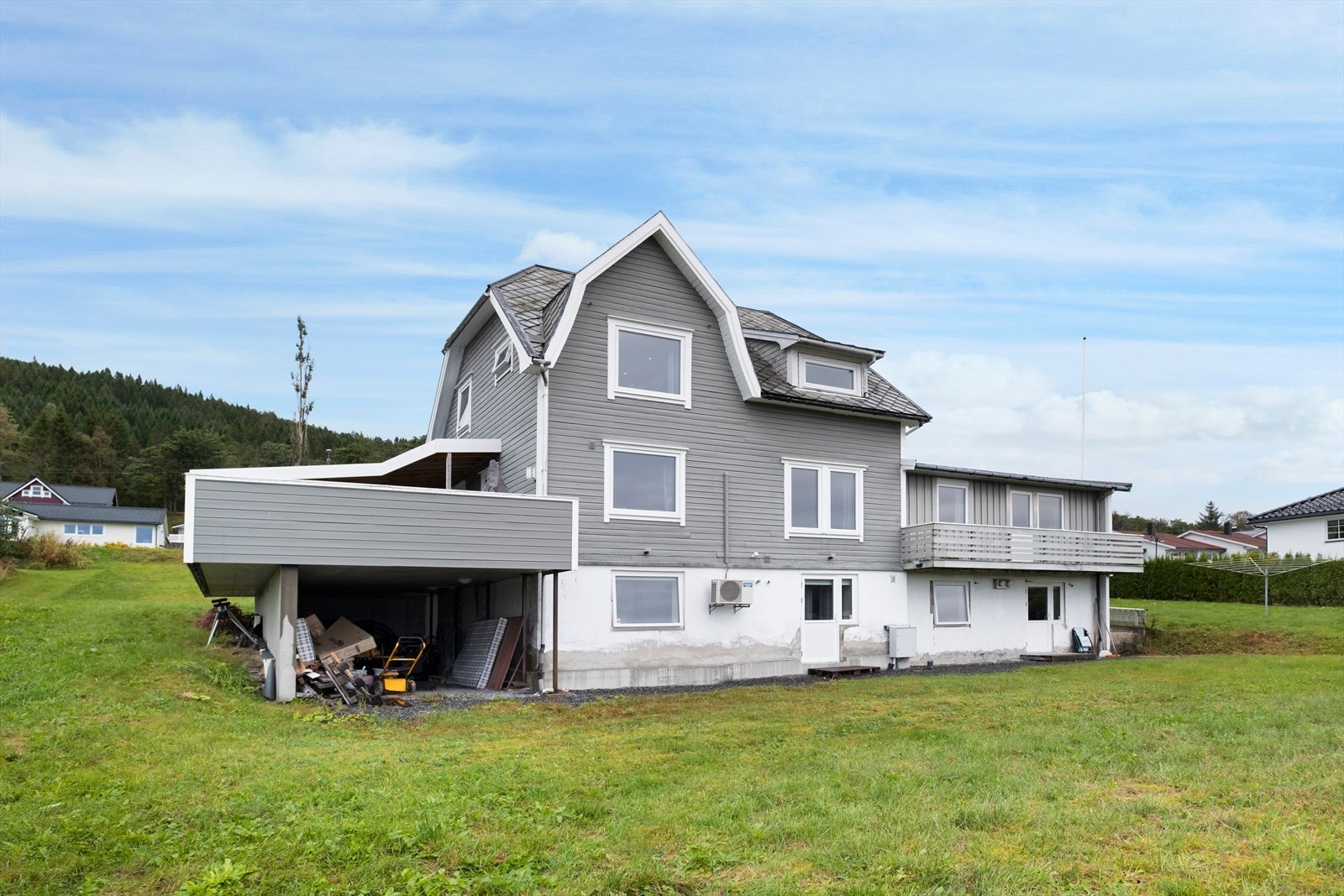 Hage som passer godt til trampoline eller fotballsparking Galleribilde