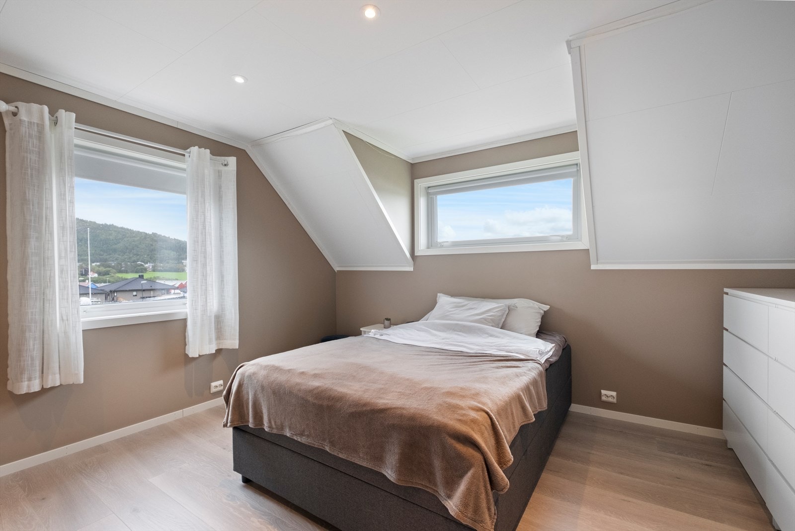 God plass til dobbeltseng og garderobeløsning Galleribilde