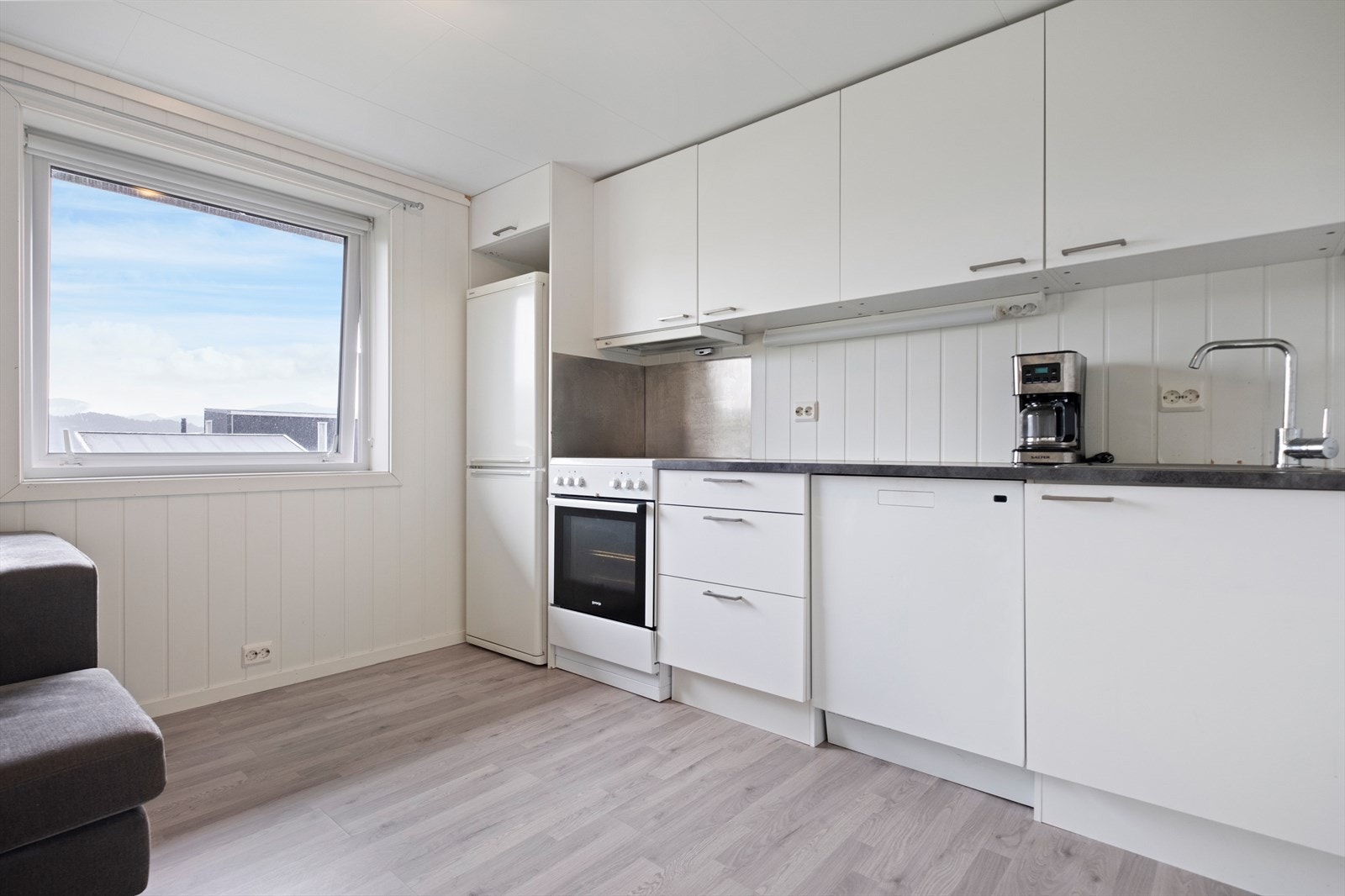 Det er kullfilterventilator over komfyr, opplegg for oppvaskmaskin, laminat benkeplate med nedfelt oppvaskkum Galleribilde