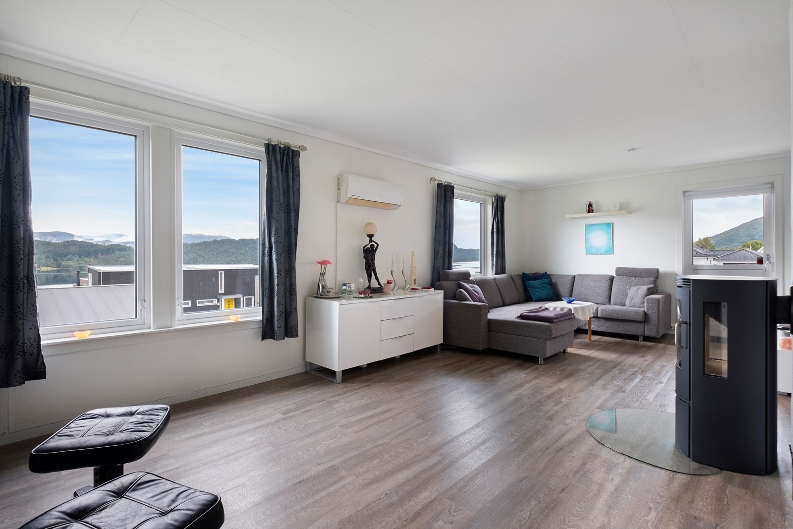 Det er godt med naturlig lysinnslipp på stuen Galleribilde