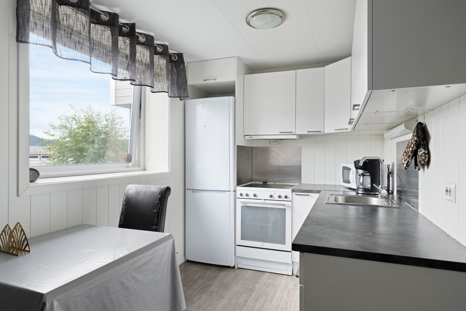 Spisebord ved kjøkken Galleribilde