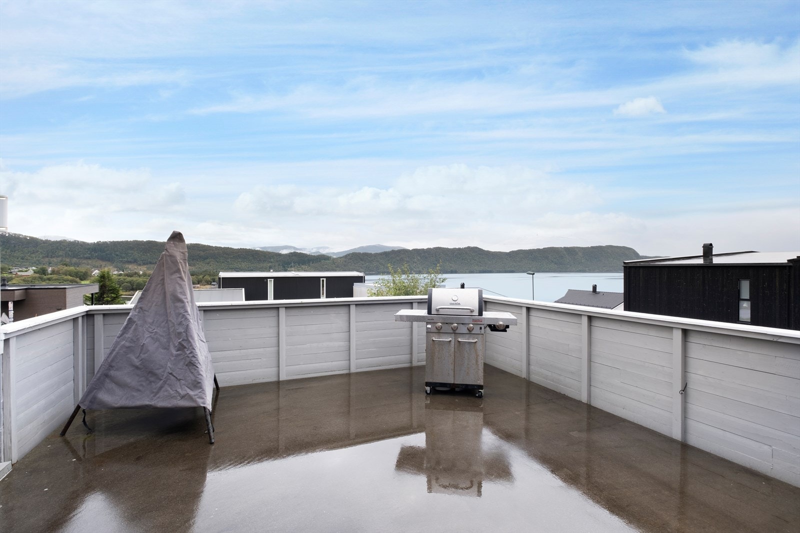 Verandaen er vendt mot sør og vest og har gode solforhold Galleribilde