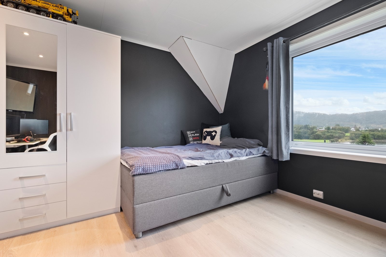 Soverom nr 2 på loft er også av god størrelse Galleribilde