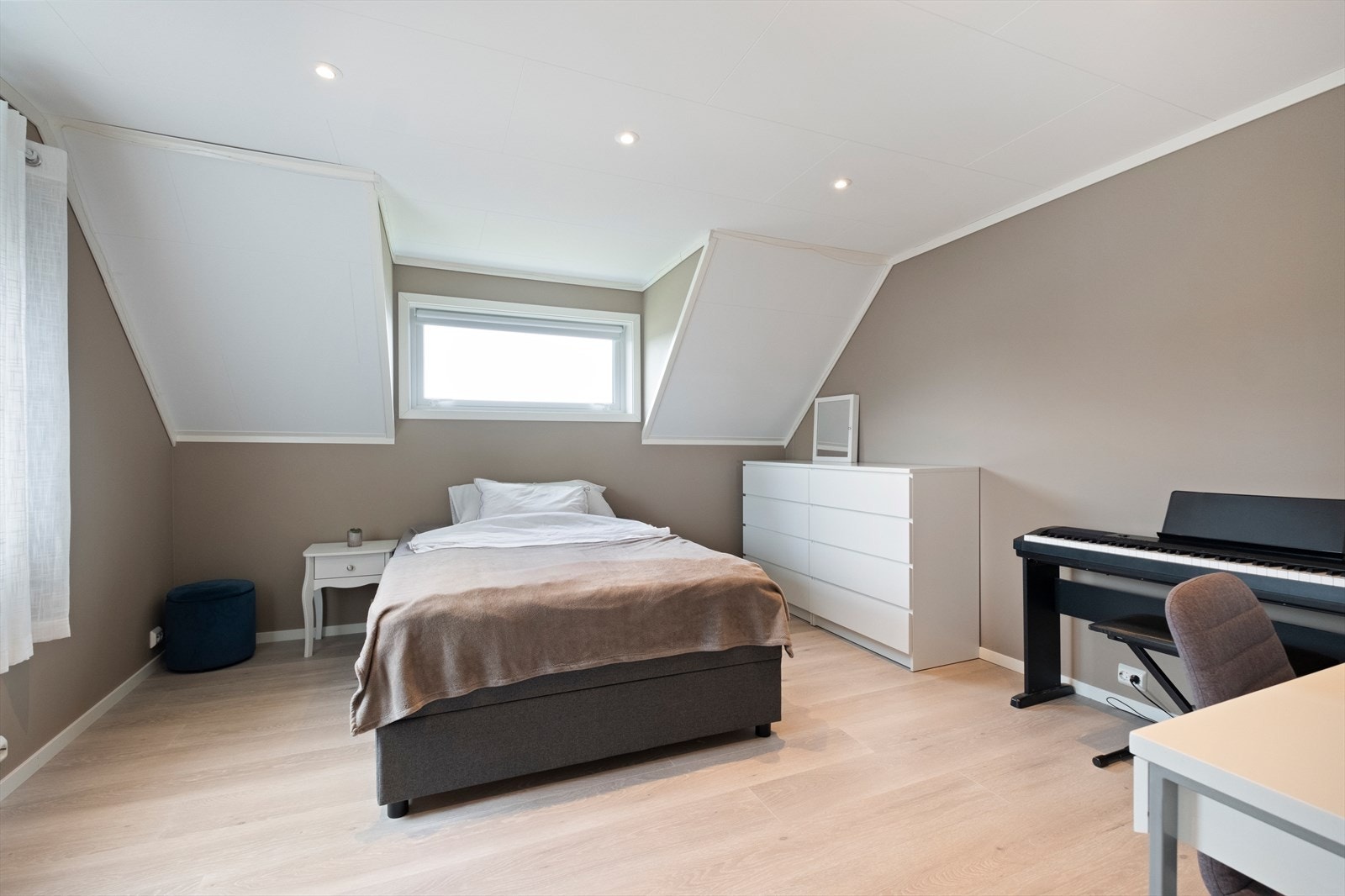 Romslig soverom på loft Galleribilde