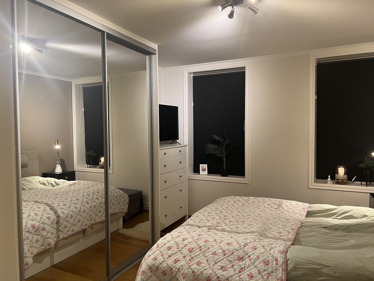 Soverom 1 har stor skyvedørsgarderobe (trippel, 1 er utenfor bildet) Galleribilde
