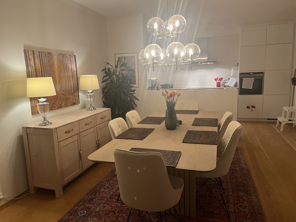 Stor spisestue med nydelig lysekrone Galleribilde