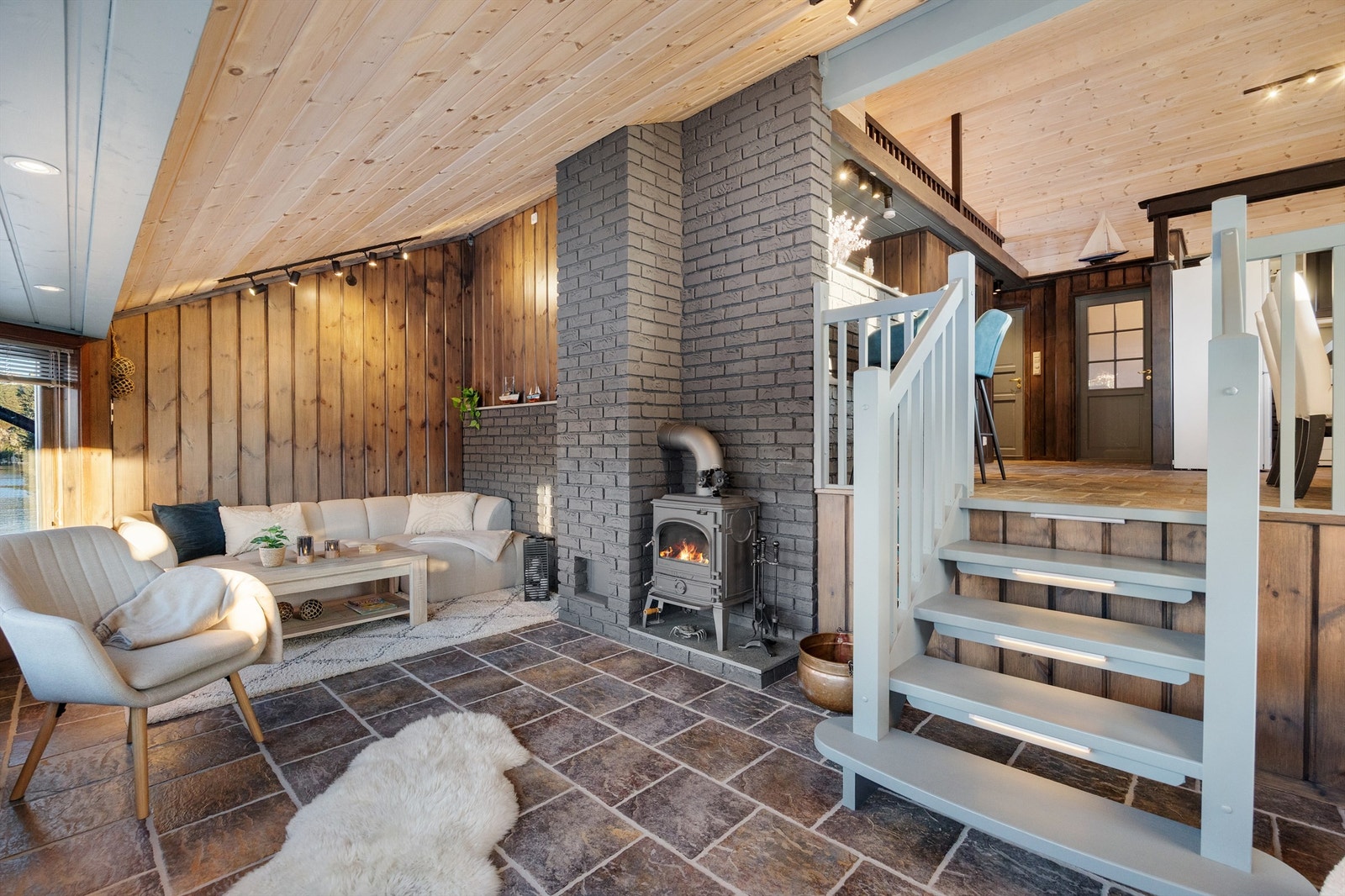 Rentbrennende peisovn i stuen gir god varme til hele hytten Galleribilde