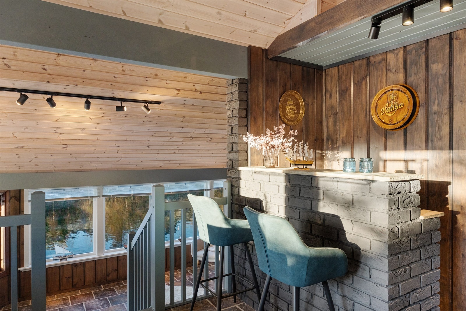 En liten bar i hjørne av spisestuen når en skal hygge seg litt ekstra Galleribilde