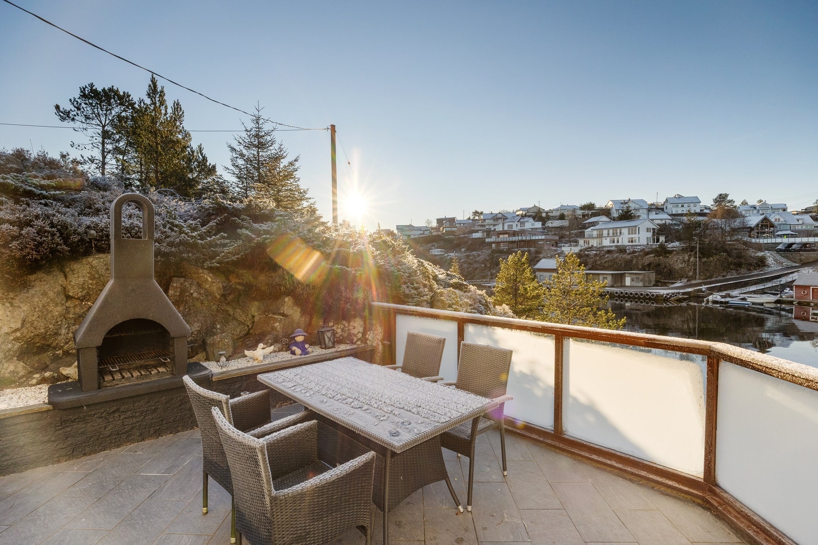 Deilig uteplass med nytt glassrekkverk Galleribilde