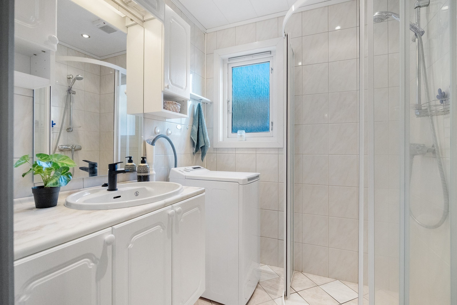 Helfliset og praktisk innredet bad fra ca. år 1999 med plass til vaskemaskin Galleribilde