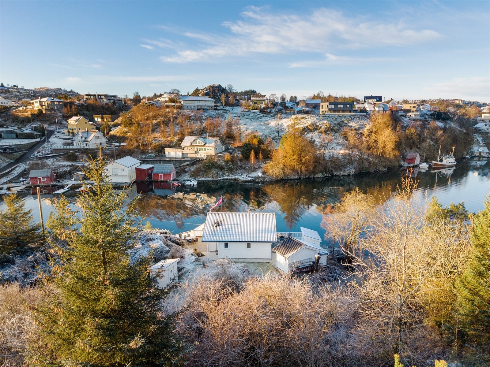 Dronefoto fra bakkant av eiendommen mot vest Galleribilde