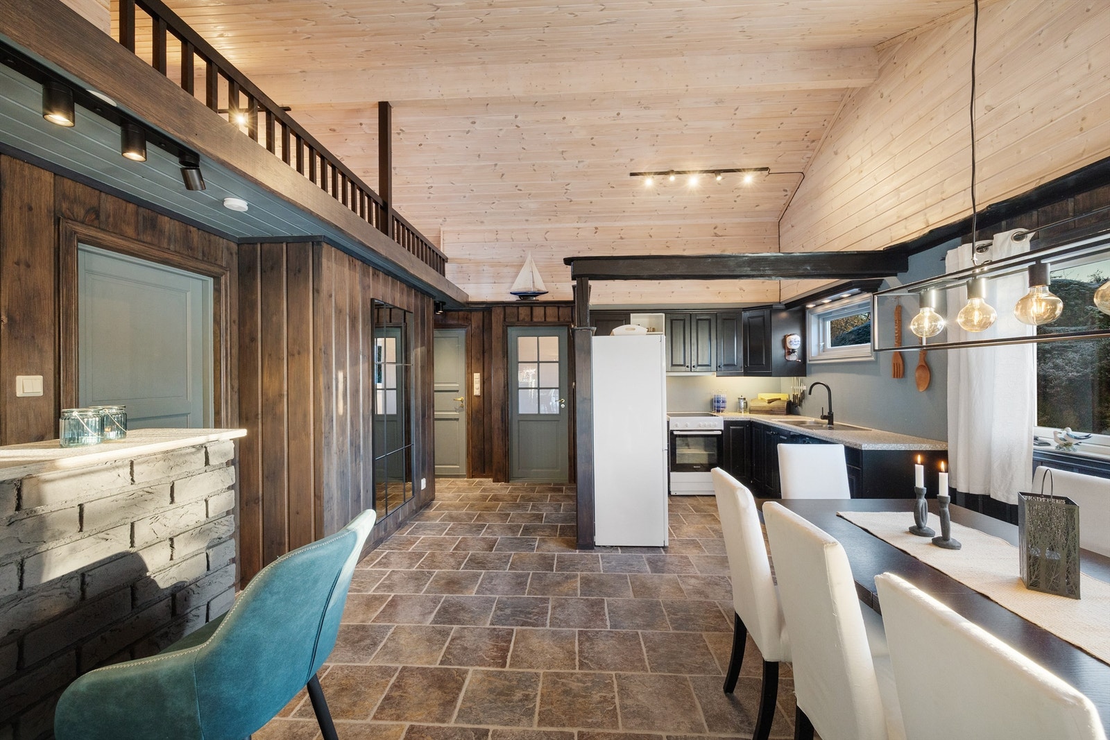 Stor gang, kjøkken/spisestue på ca. 27 kvm. med full takhøyde Galleribilde