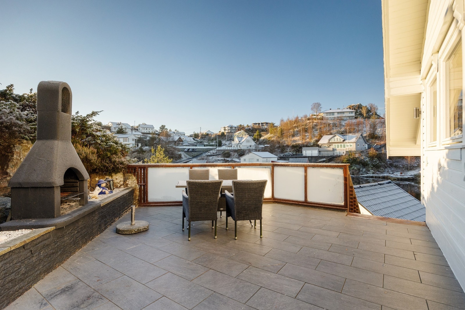 Uteplass mot sør, er god skjermet mot nordavinden Galleribilde