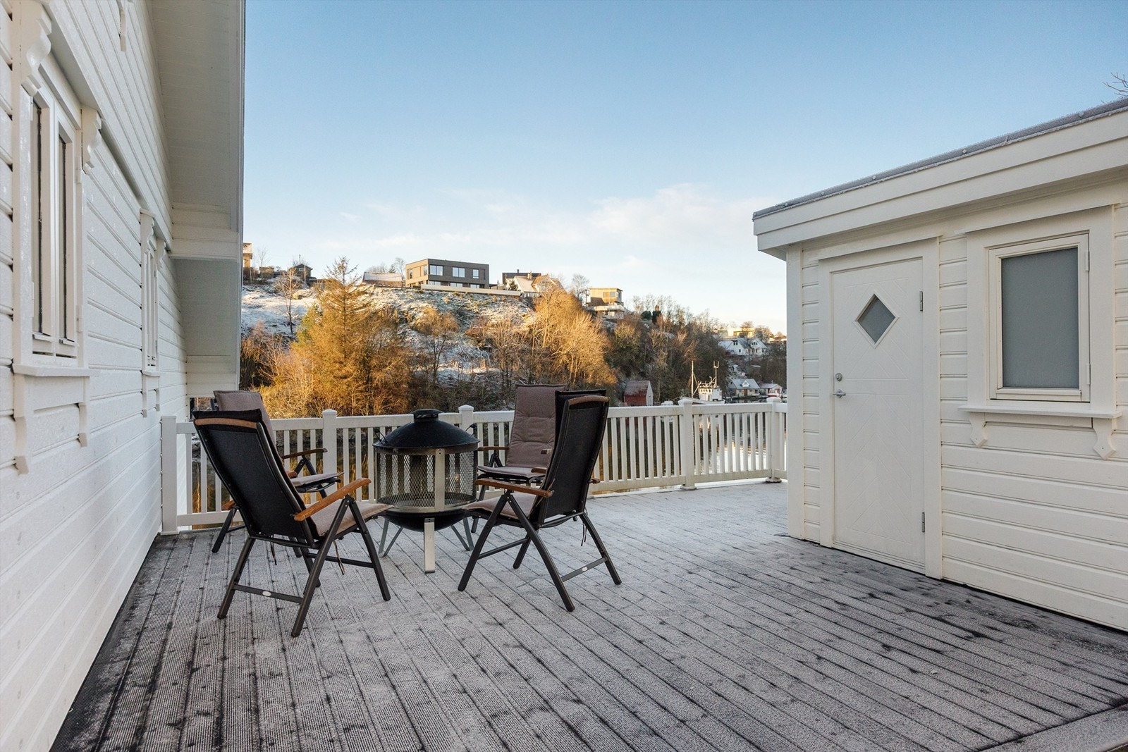 Skjermet uteplass med ettermiddag- og kveldssol Galleribilde