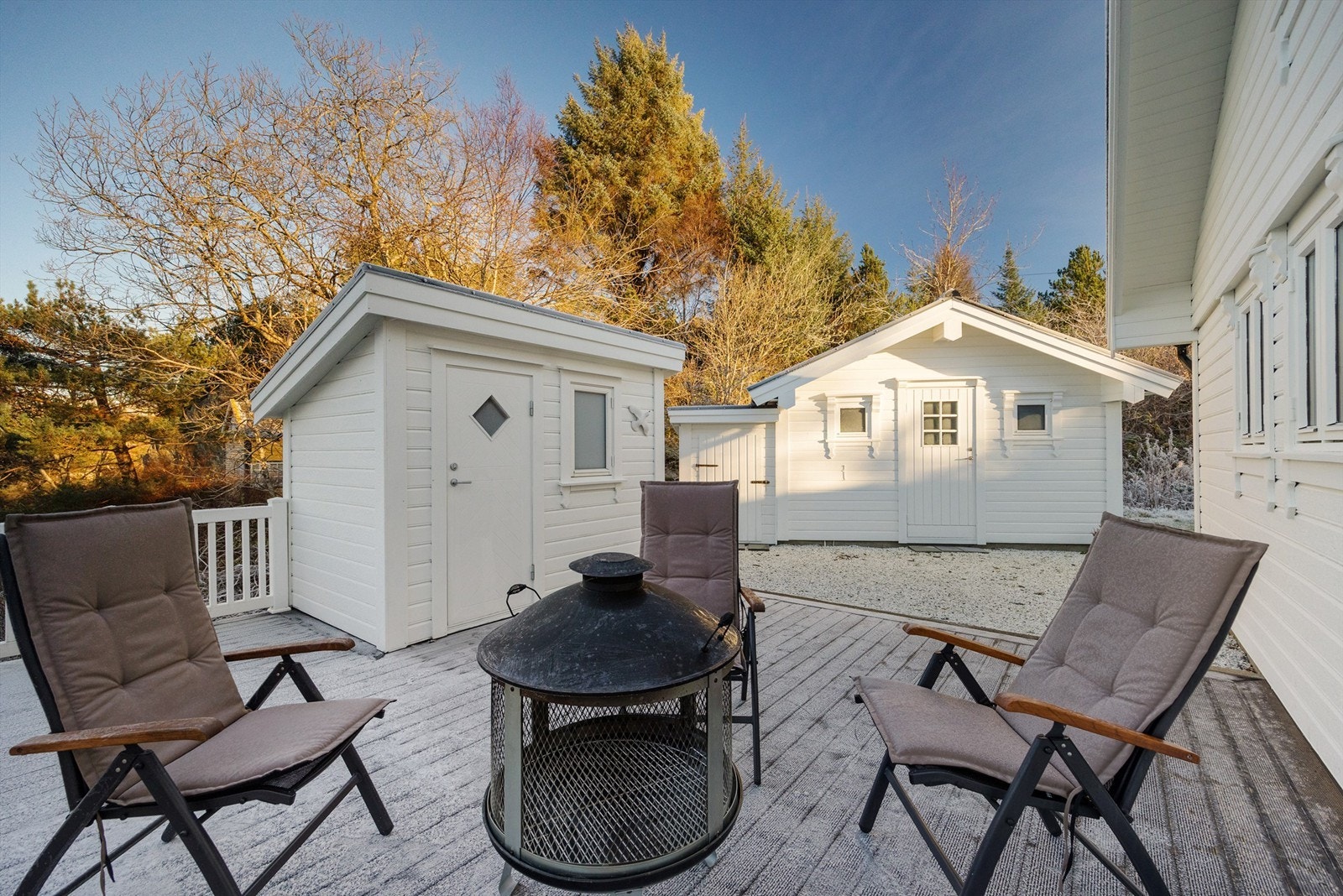 2 boder med god plass til oppbevaring av hagemøbler, redskaper mm. Galleribilde