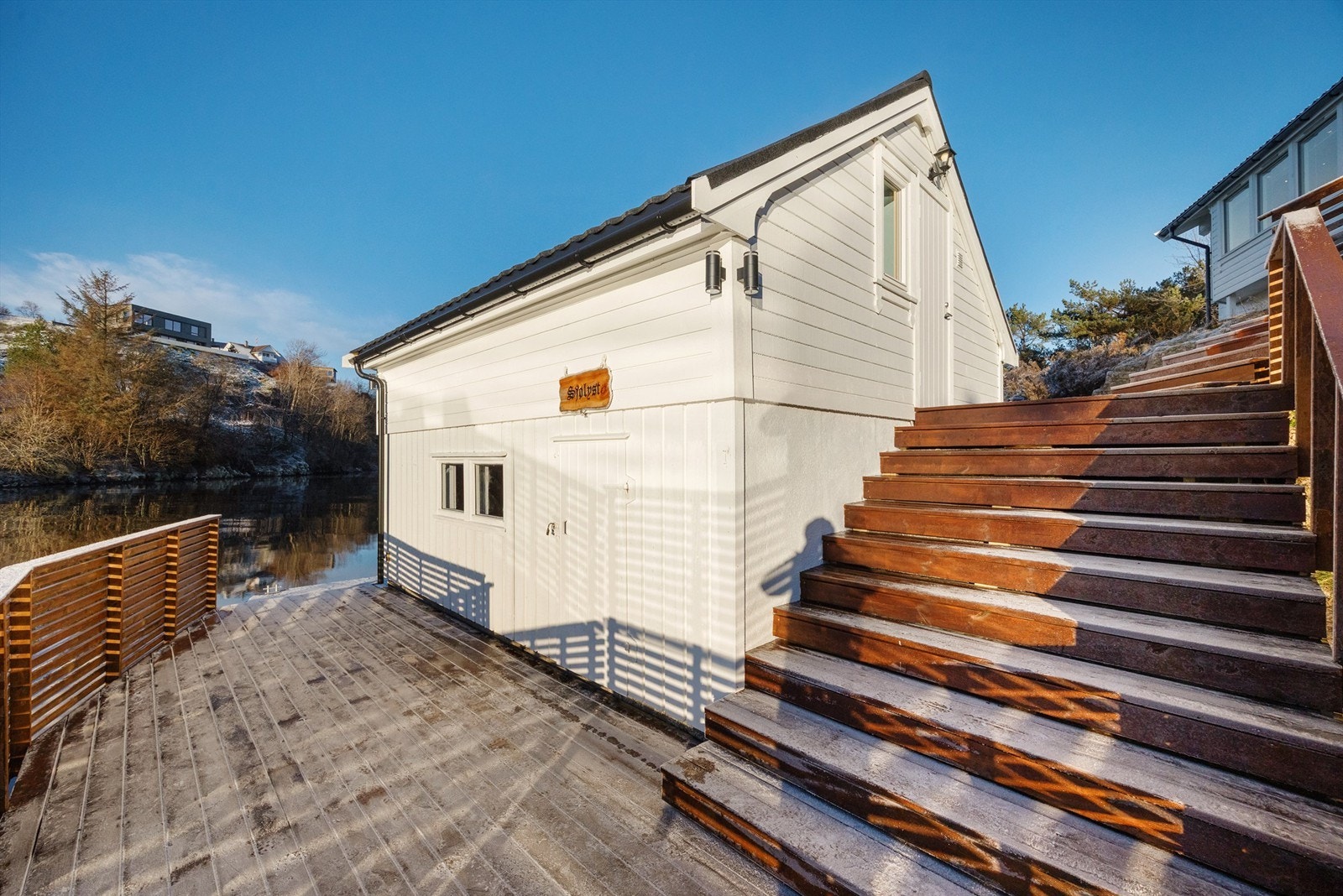 Fin uteplass ved inngangsparti til nøstet Galleribilde