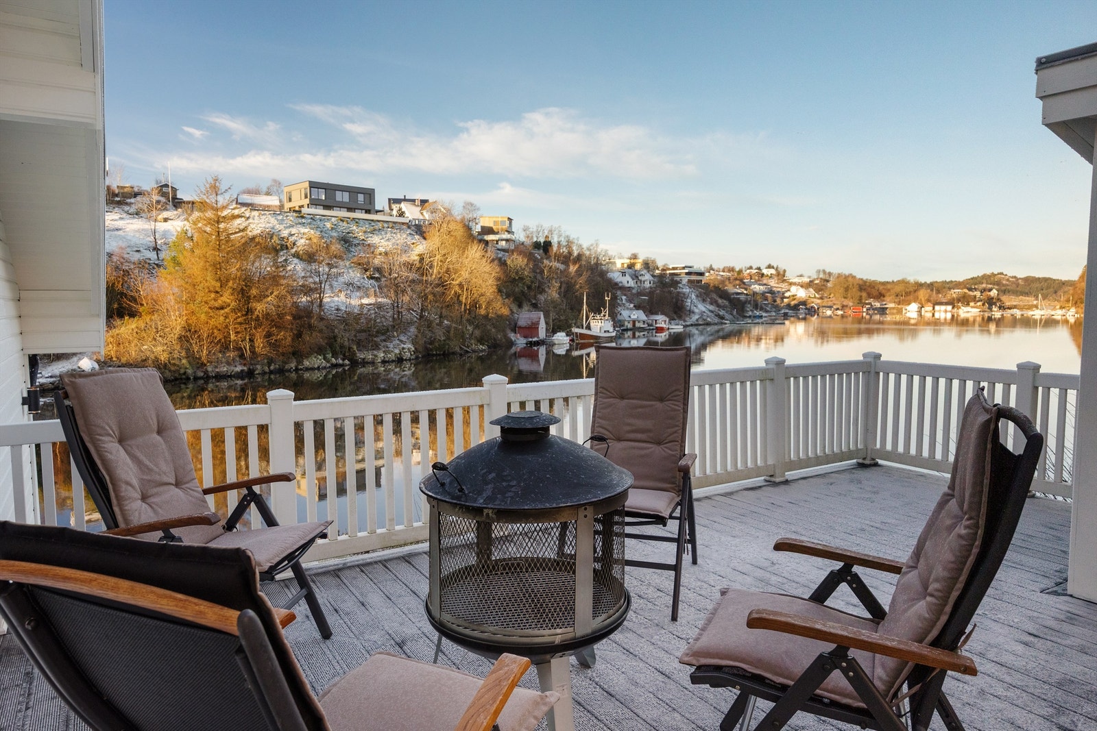 Uteplassen har flott utsikt innover mot Arefjordpollen Galleribilde