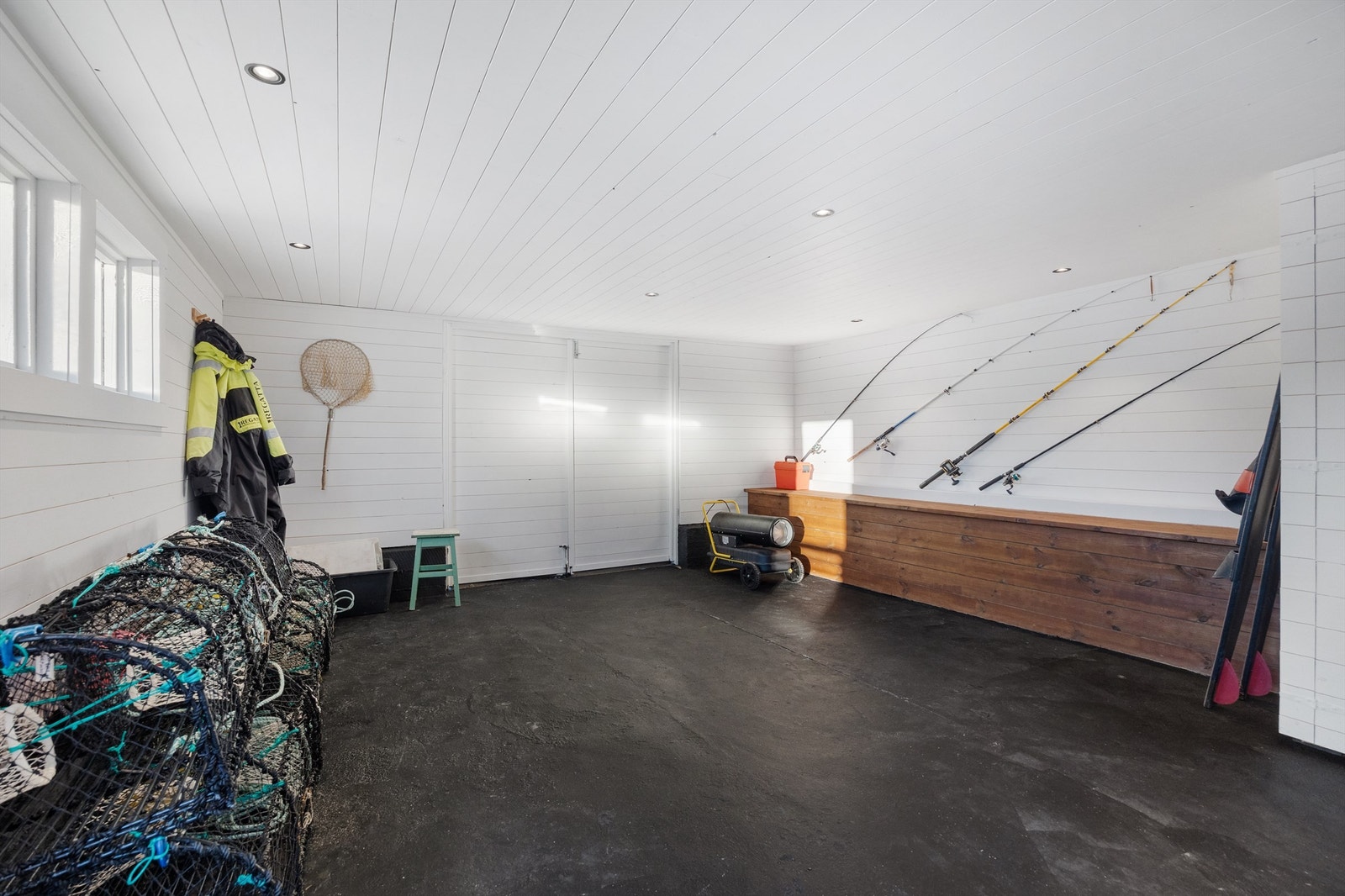 Nøst på 21 kvm. med god plass til båt, fangstredskaper og vannsportutstyr Galleribilde