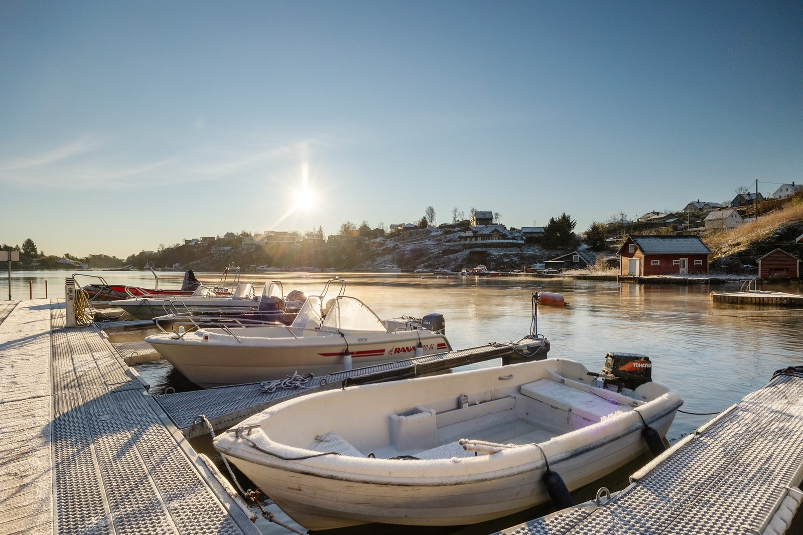 Flott båtplass ved fastlandet medfølger Galleribilde