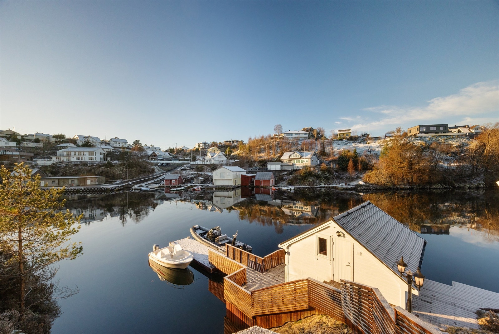 Nye trapper mellom hytte og nøst samt nytt kaianlegg og flytebrygge Galleribilde