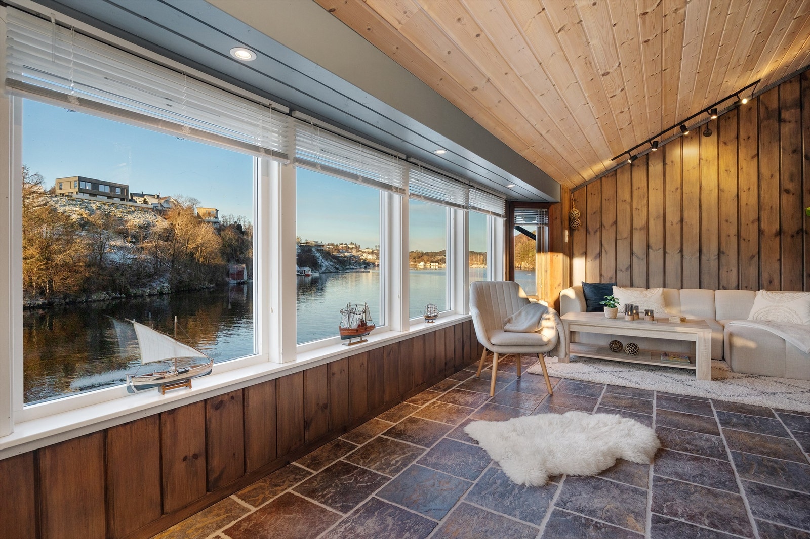 Stue på ca. 21 kvm. med panorama sjøutsikt mot vest Galleribilde