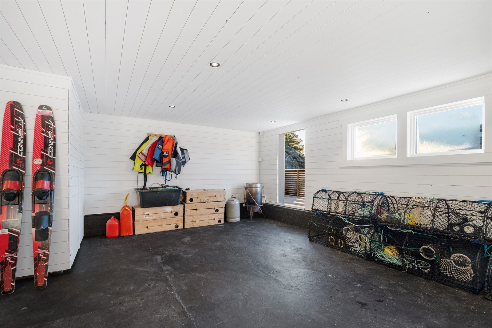 Lyst og trivelig nøst med godt lysinnslipp og god gulvplass. Teknisk rom til venstre Galleribilde