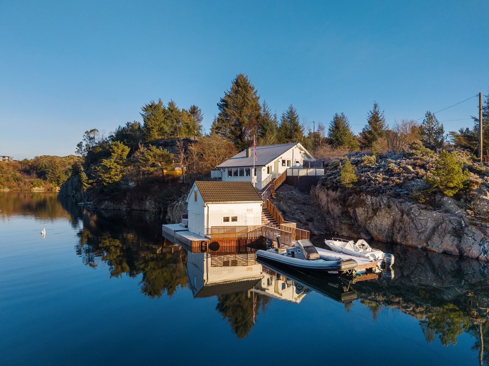 Vestvendt idyll med egen sjølinje og gode dybdeforhold. Galleribilde