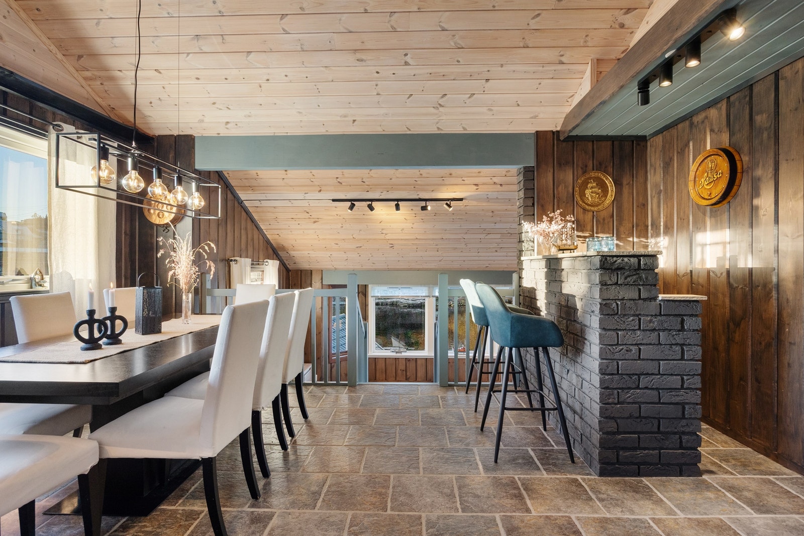 Romslig spiseplass til familie og venner Galleribilde