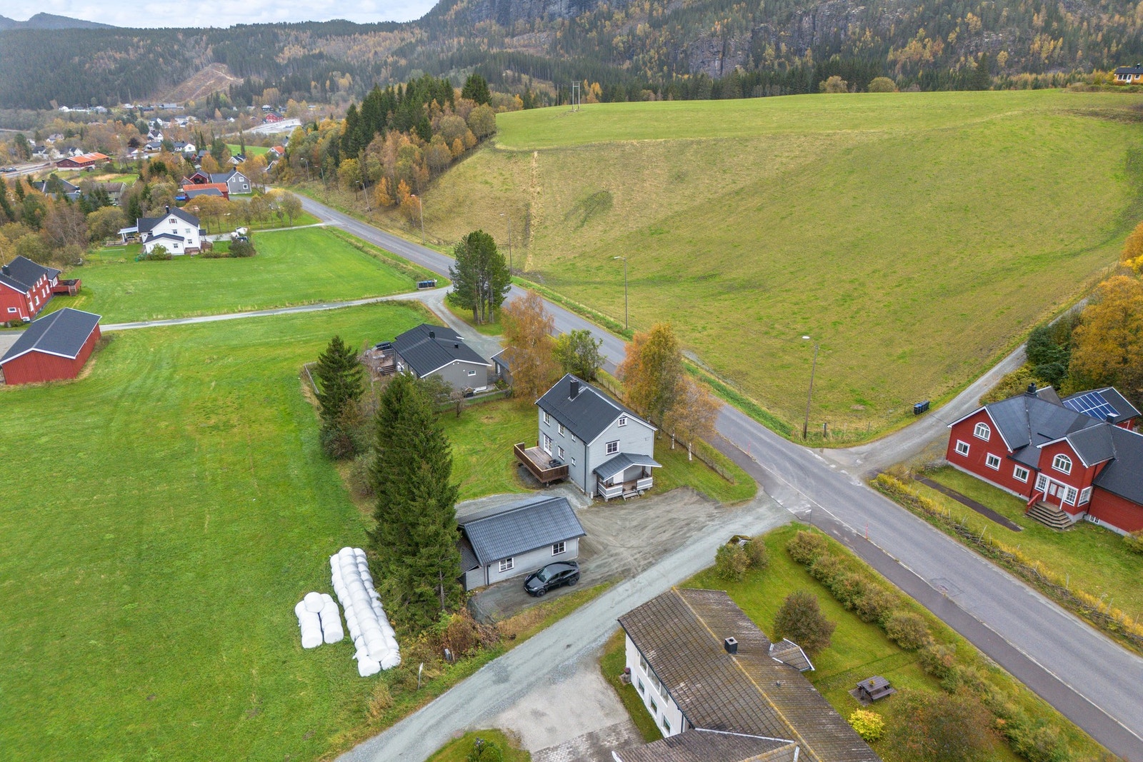 Kort avstand til jernbanestasjonen (ca. 1,2 km) og øvrige fasiliteter i Grong sentrum. Galleribilde