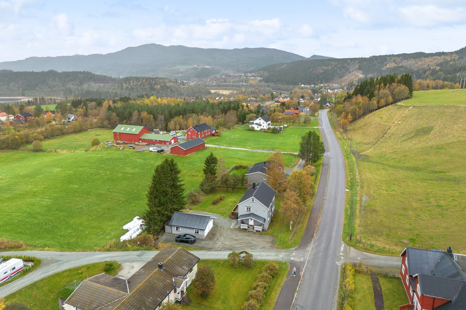 Eiendommen ligger i naturskjønne og landlige omgivelser Galleribilde