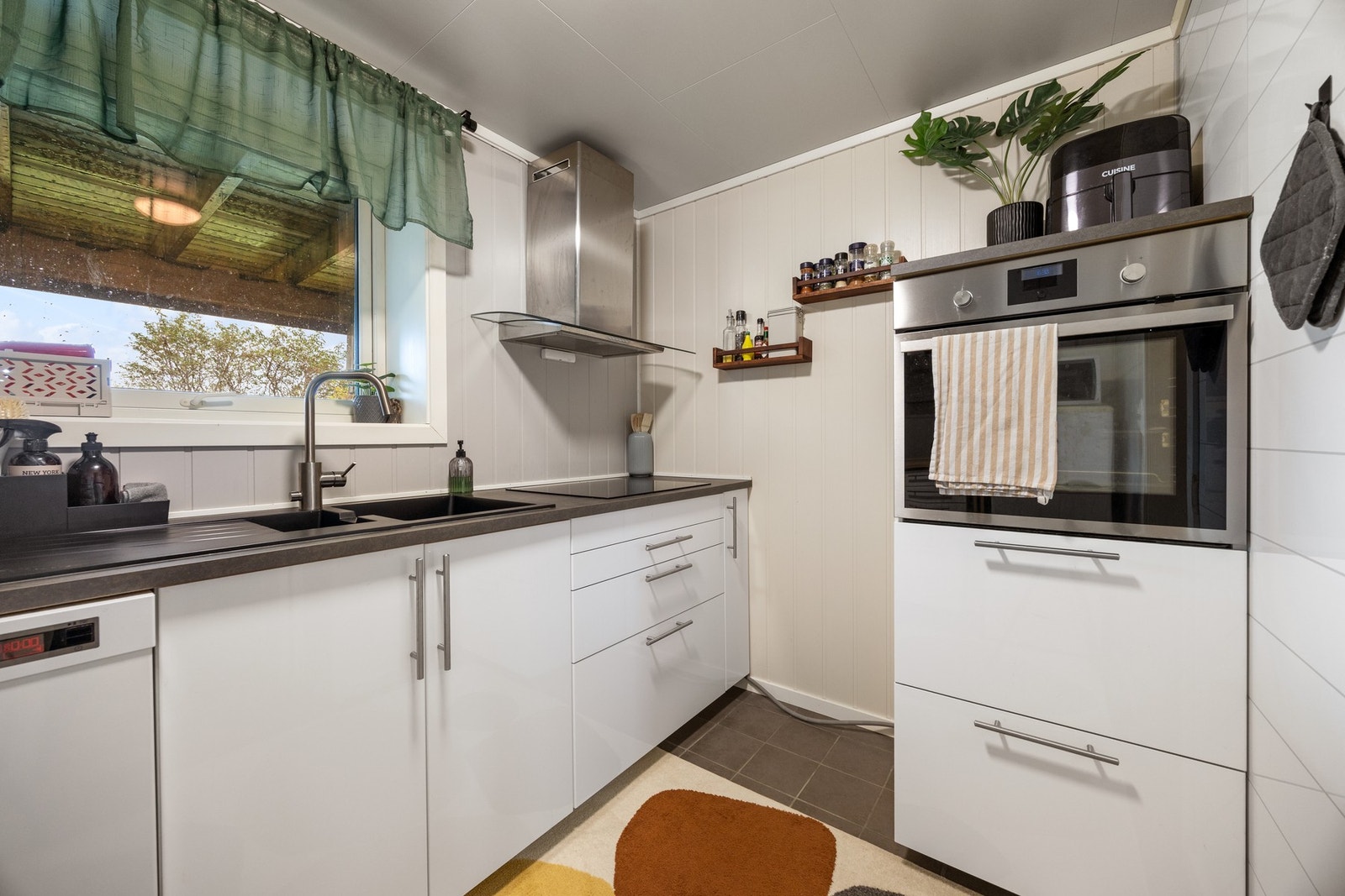 Innredning med integrert stekeovn og platetopp Galleribilde