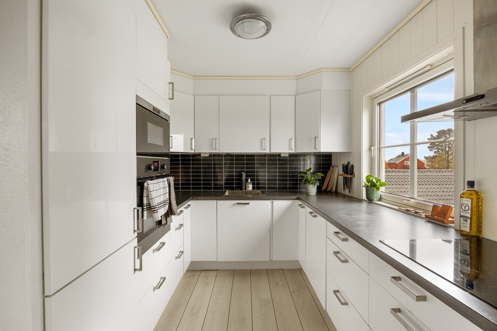 Kjøkken - ca 7,5 kvm. Innredning montert i 2014. Integrert kjøl-/fryseskap, platetopp, stekeovn, mikroovn og oppvaskmaskin Galleribilde