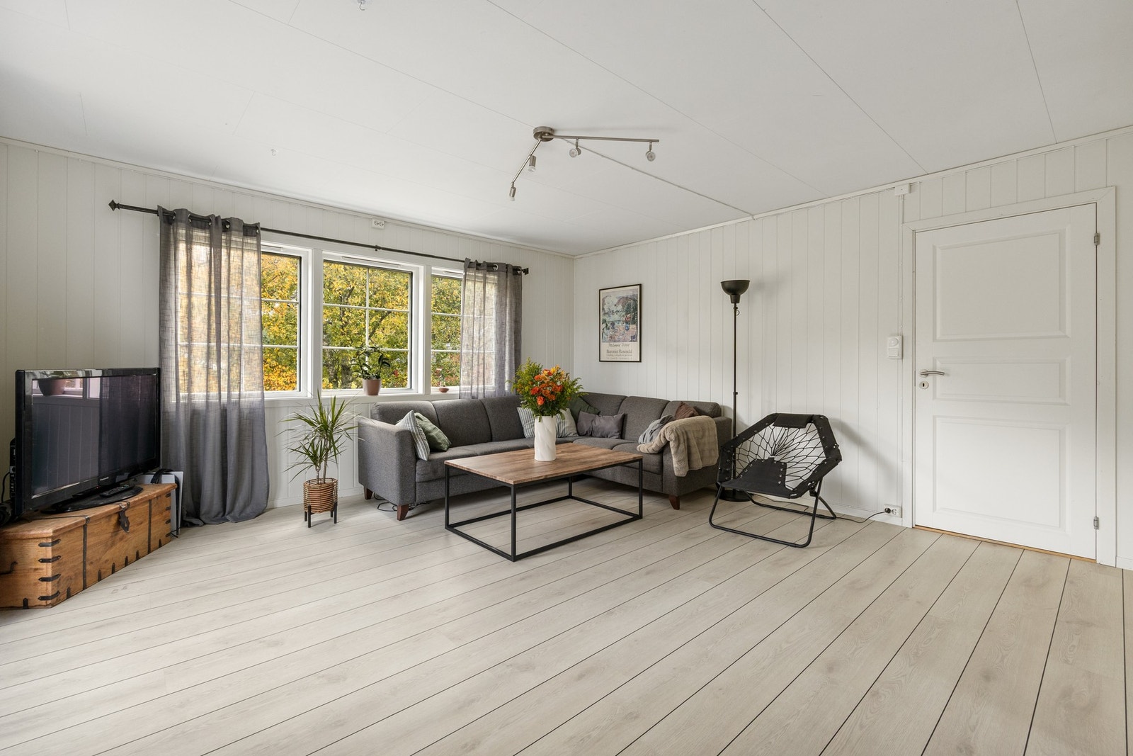 Utleieenhet i 2. etg er innredet med stue, spisestue, kjøkken, to soverom og bad/WC Galleribilde