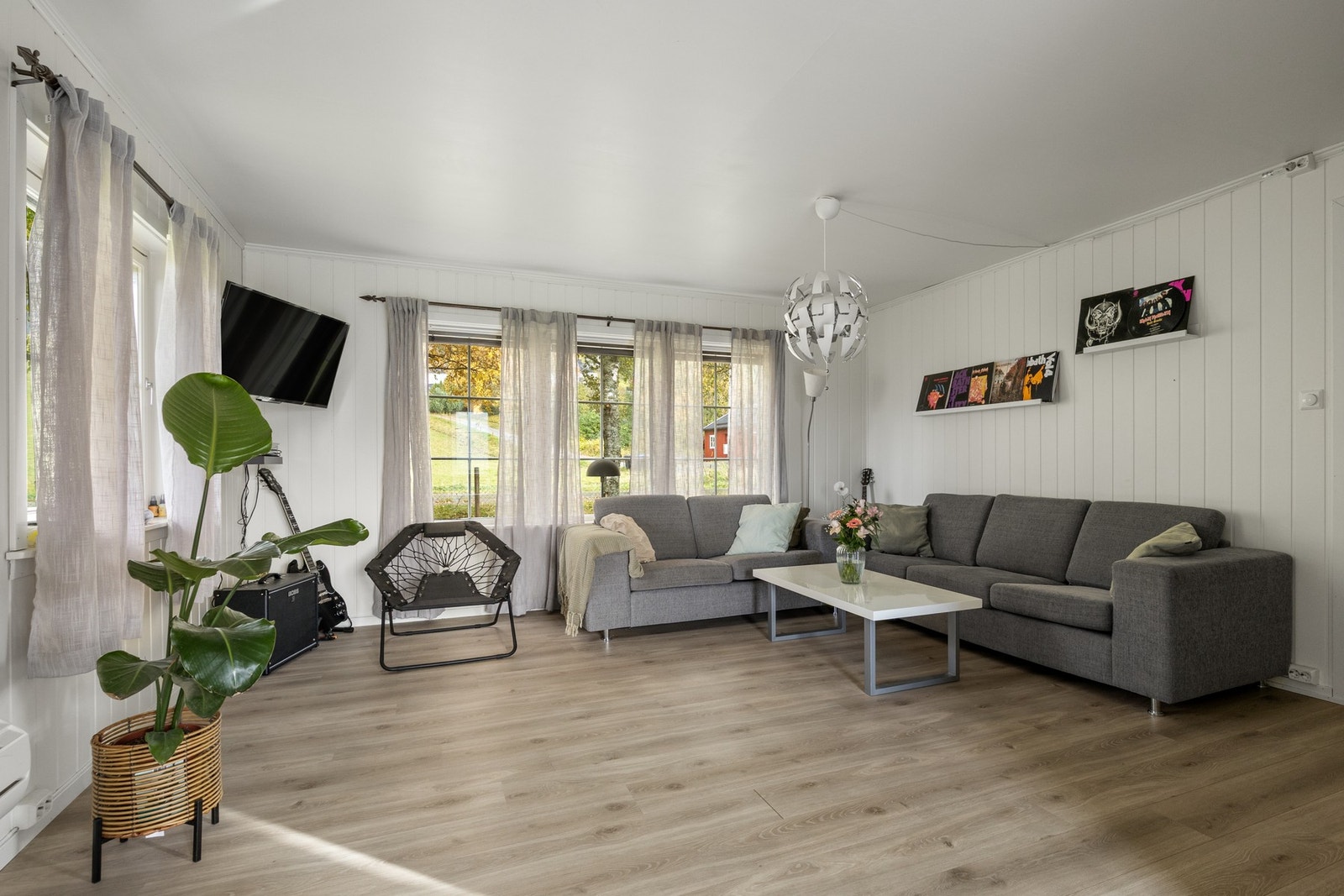 Utleieenhet i 1. etg er innredet med kjøkken, stue, spisestue, to soverom og bad WC Galleribilde