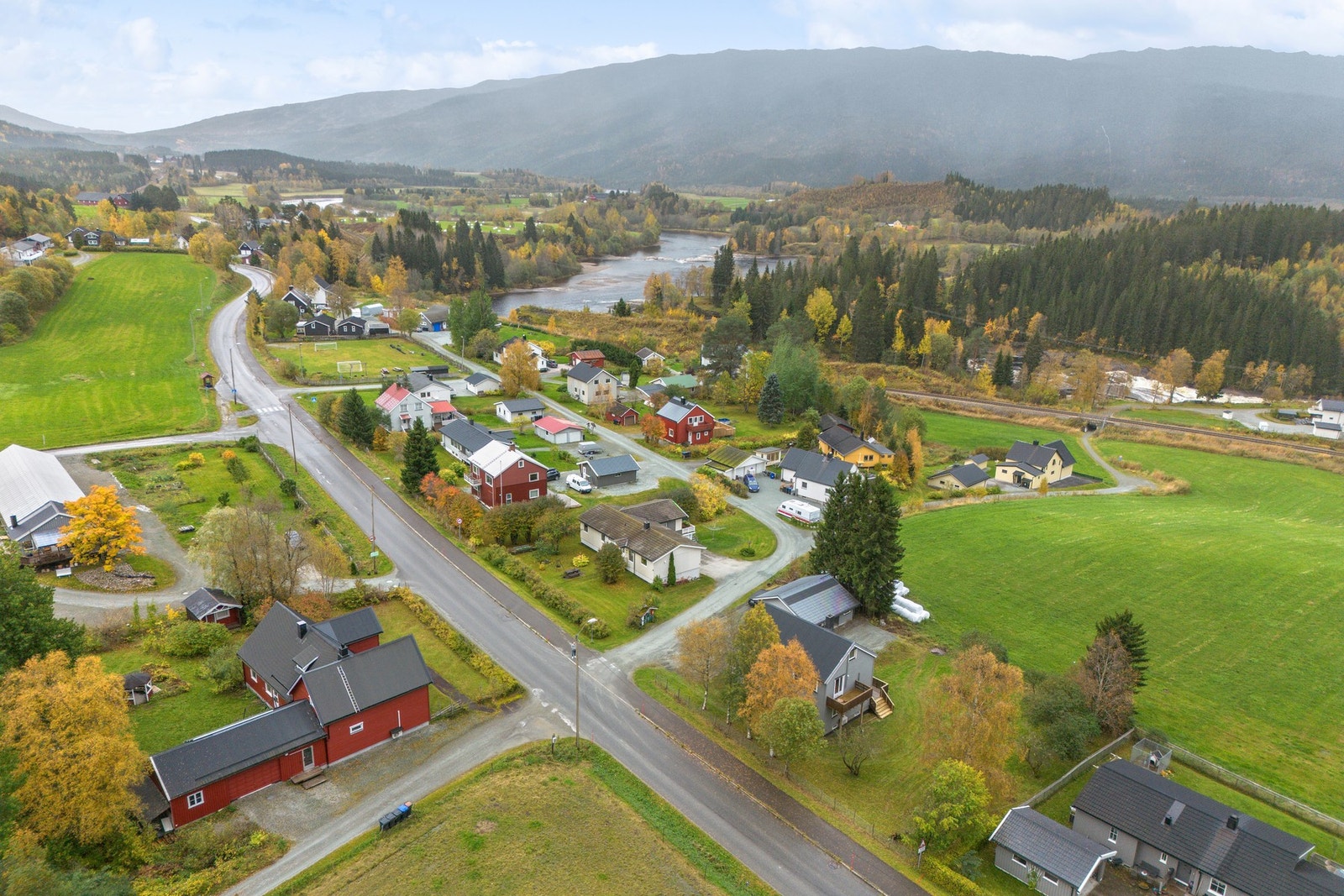 Eiendommen ligger i et veletablert og fredelig boligområde på Tømmerås, ca. 2,5 km fra Grong sentrum. Galleribilde