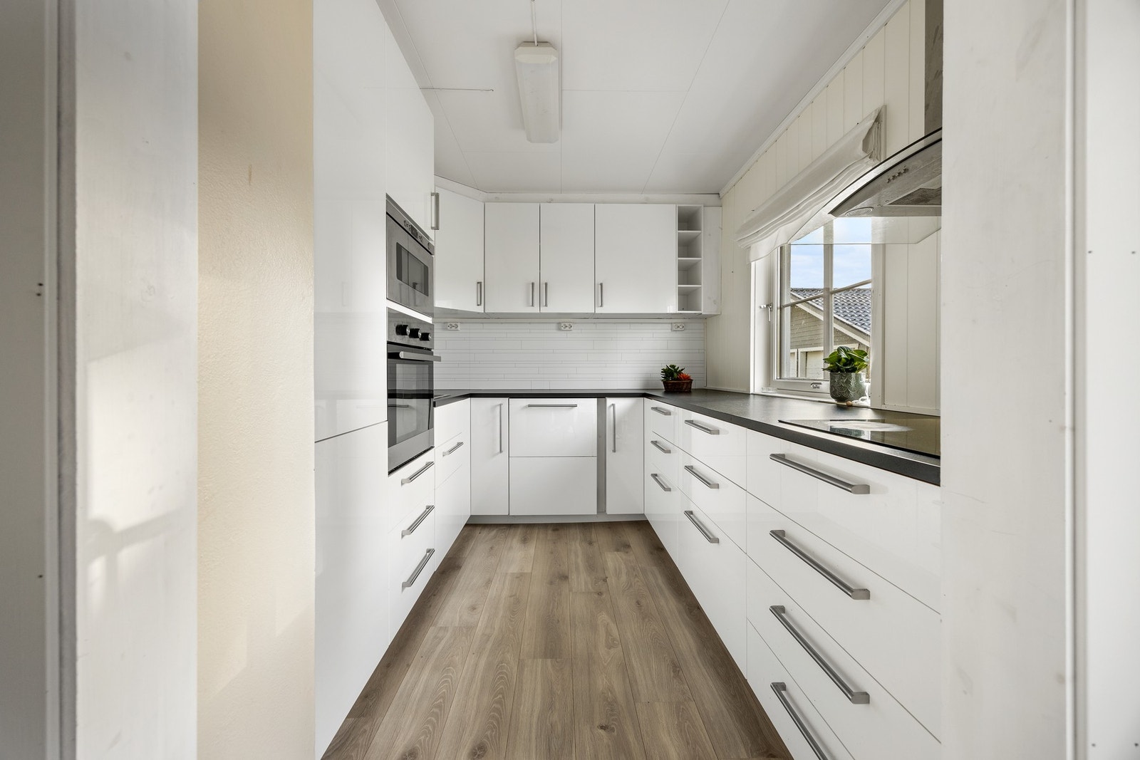 Kjøkken - ca 7,5 kvm. Innredning montert i 2016. Integrert kjøl-/fryseskap, platetopp, stekeovn, oppvaskmaskin og mikroovn Galleribilde