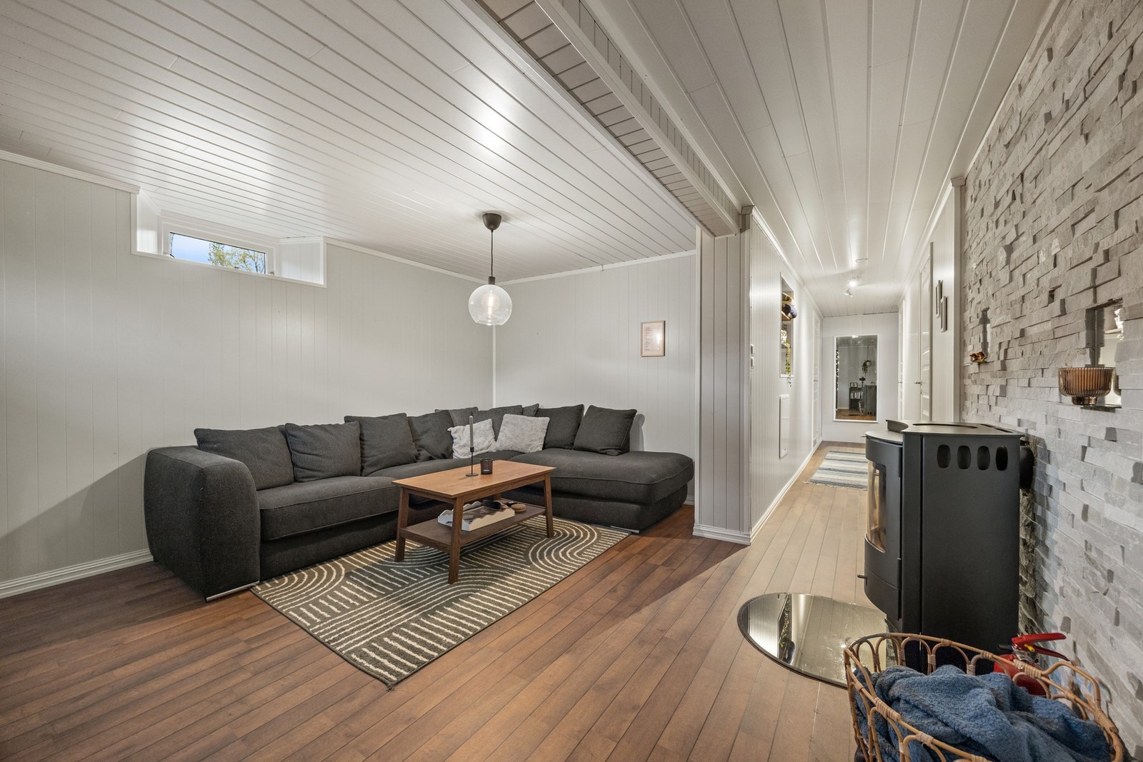 Kjelleretasjen er innredet med stue, kjøkken, soverom, bod og bad/WC. Galleribilde