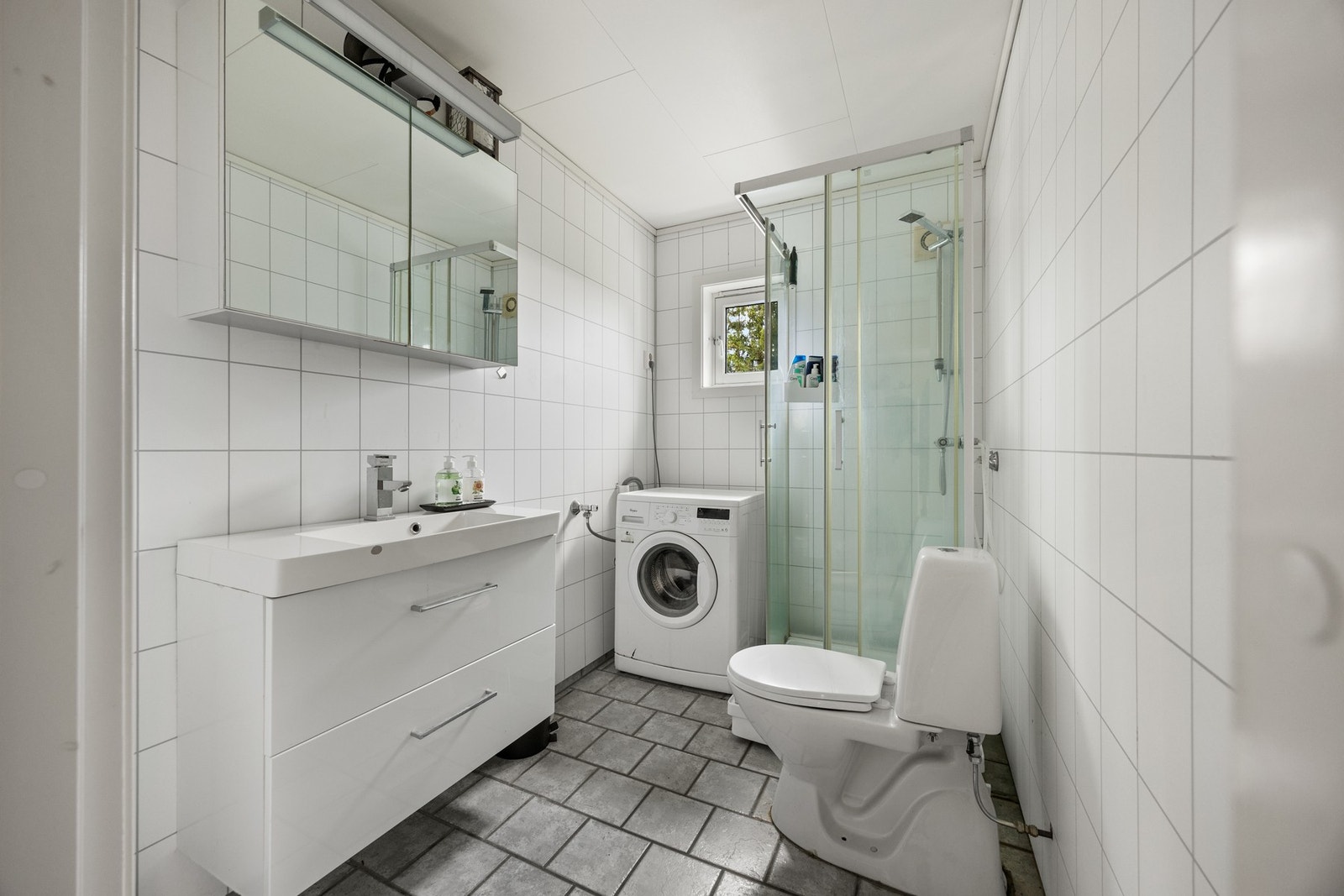 Bad - ca 4 kvm. Utstyrt med dusjkabinett, servantskap, toalett og opplegg for vaskemaskin Galleribilde