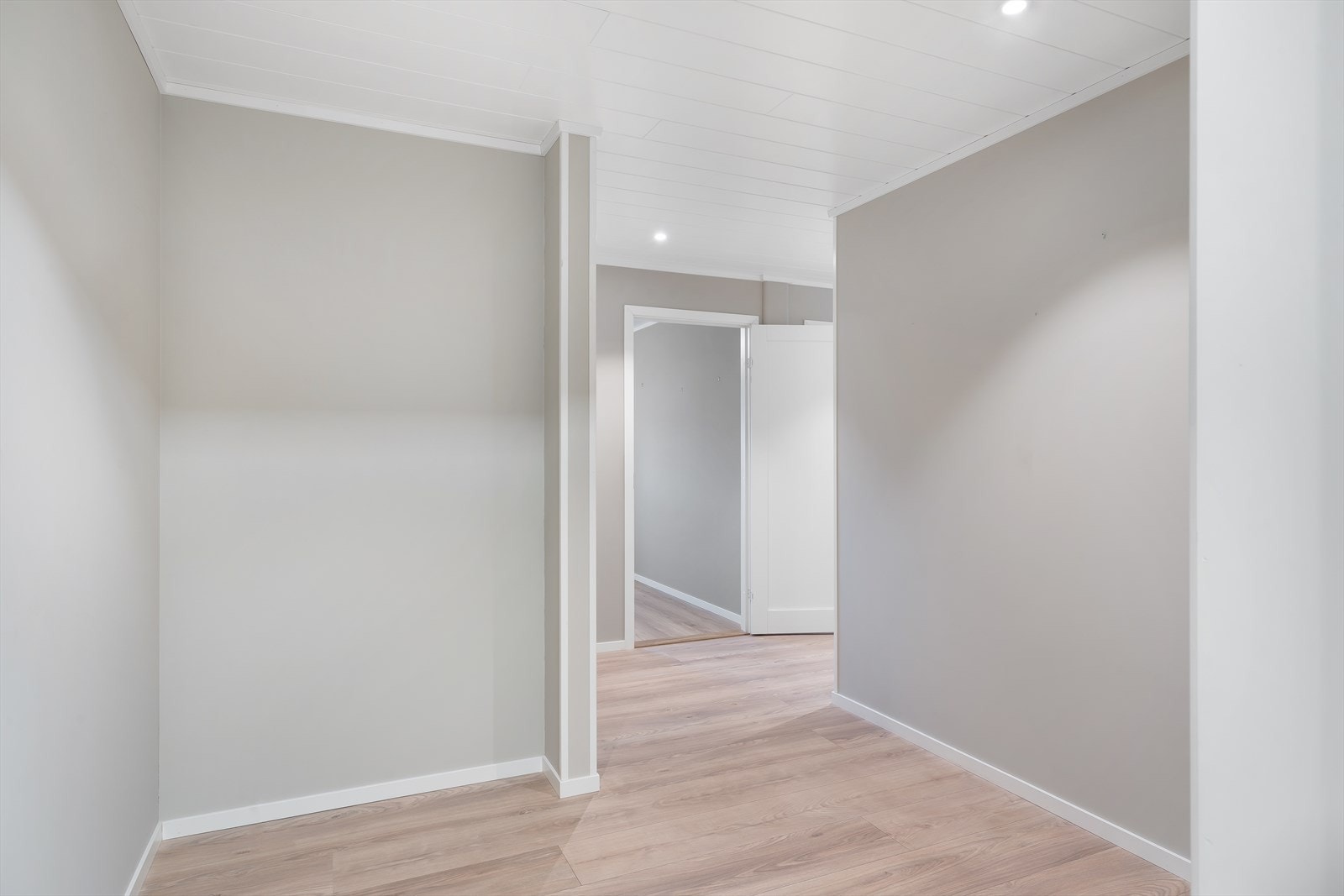 Entréen er romslig, og det er muligheter for å ha en skyvedørsgarderobe. Galleribilde