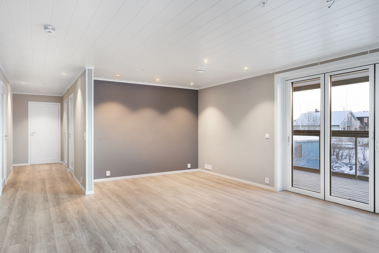 Leiligheten har en gjennomtenkt planløsning med to soverom, bod, romslig stue med åpen løsning mot kjøkken, samt bad/vaskerom. Galleribilde