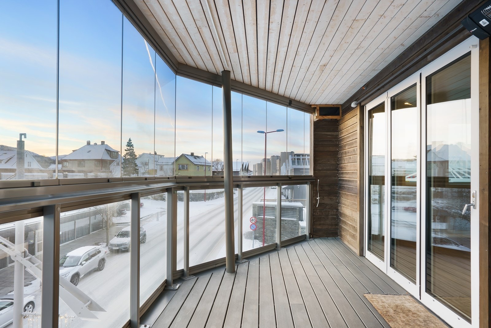 Med østvendt beliggenhet får man gode lysforhold og en trivelig utsikt mot nærområdet. Galleribilde