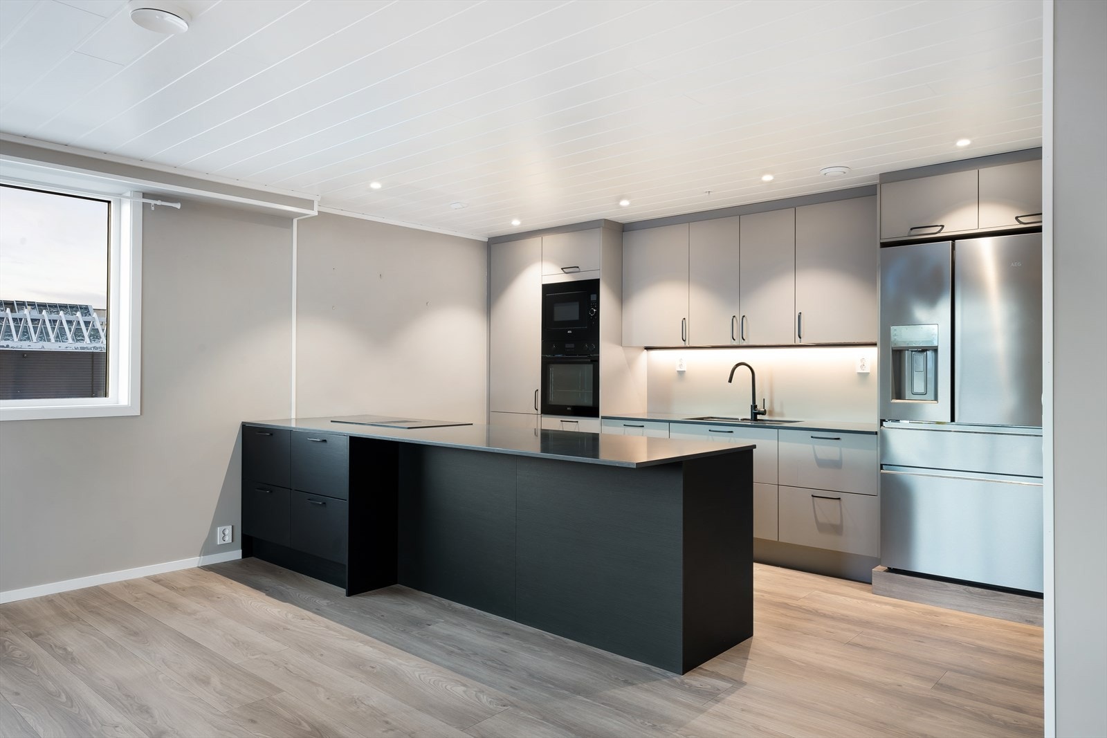 Kjøkkenøya gir rom for barstoler, slik at man kan sitte og prate mens maten tilberedes - en perfekt sosial sone i hjemmet. Galleribilde