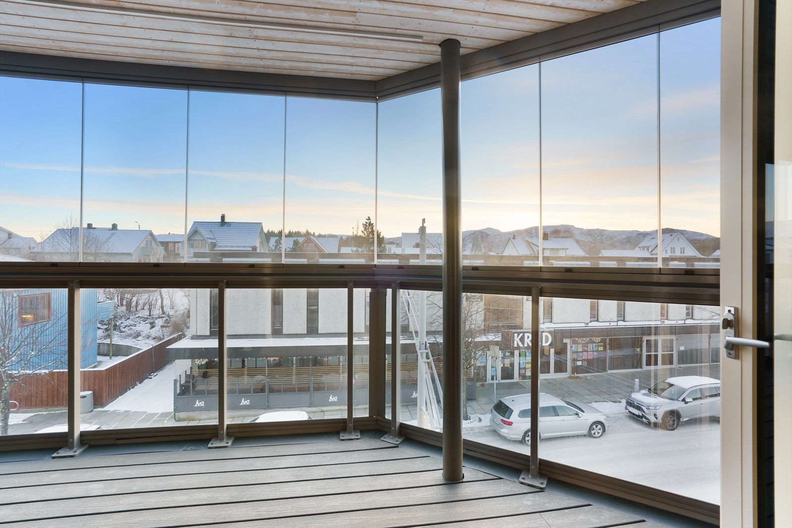 Leiligheten har en svært attraktiv plassering midt i sentrum, med alle byens fasiliteter i umiddelbar nærhet. Galleribilde