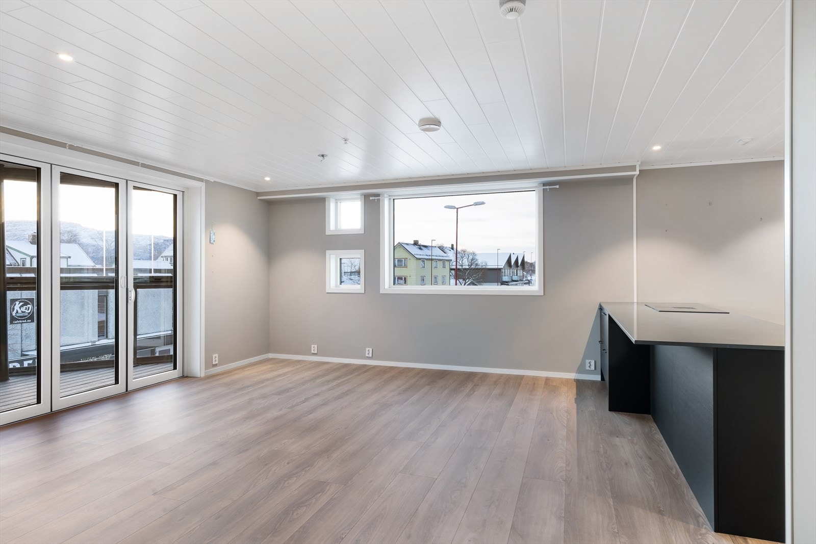 Innvendig oppvarmes leiligheten med elektrisitet og har vannbåren gulvvarme, drevet av el-kjel plassert på bad/vaskerom. Galleribilde