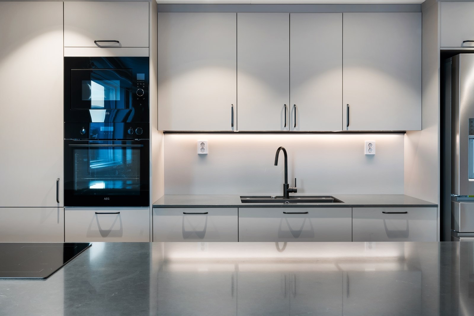 Benkeplaten er utført i et elegant materiale som både er slitesterkt og lett å holde rent. Galleribilde