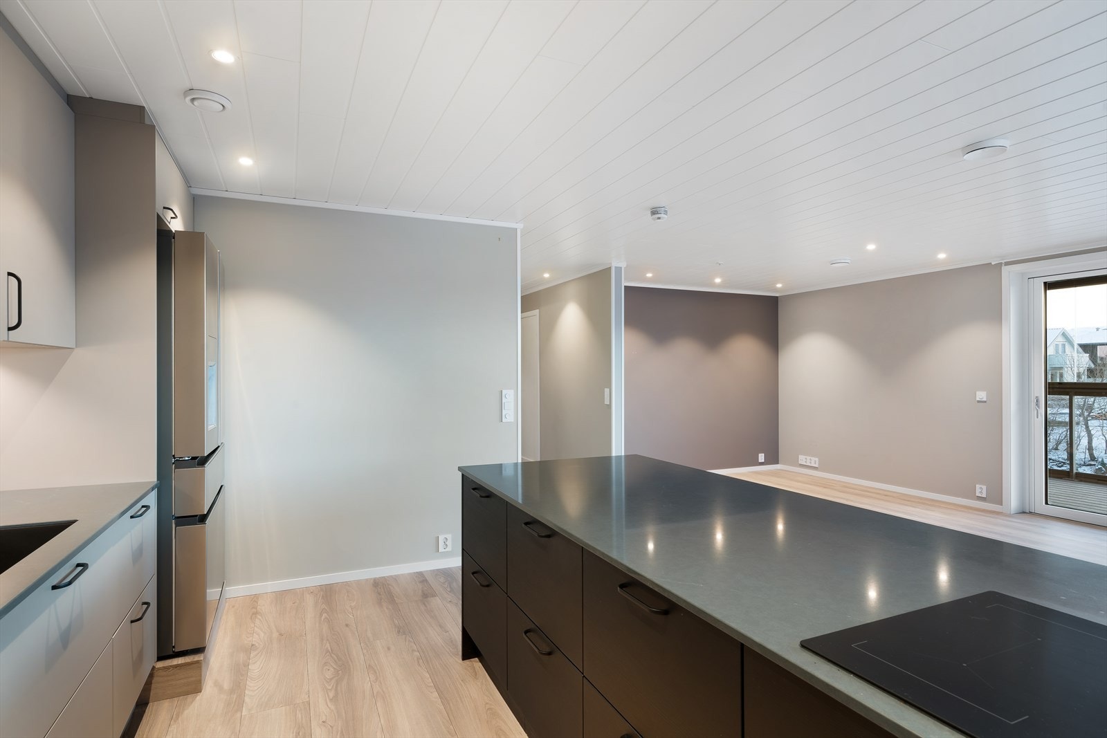 Innvendig oppvarmes leiligheten med elektrisitet og har vannbåren gulvvarme, drevet av el-kjel plassert på bad/vaskerom. Galleribilde