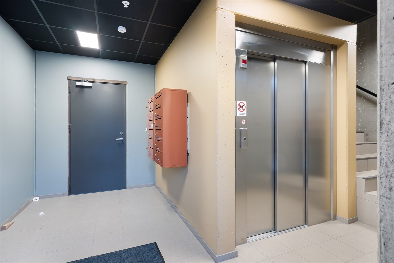 Det er enkel gangadkomst til leiligheten via trapperom eller heis. Det er felles trappegang som vaskes av rengjøringsfirma, og postkasser er plassert ved hovedinngangen. Galleribilde