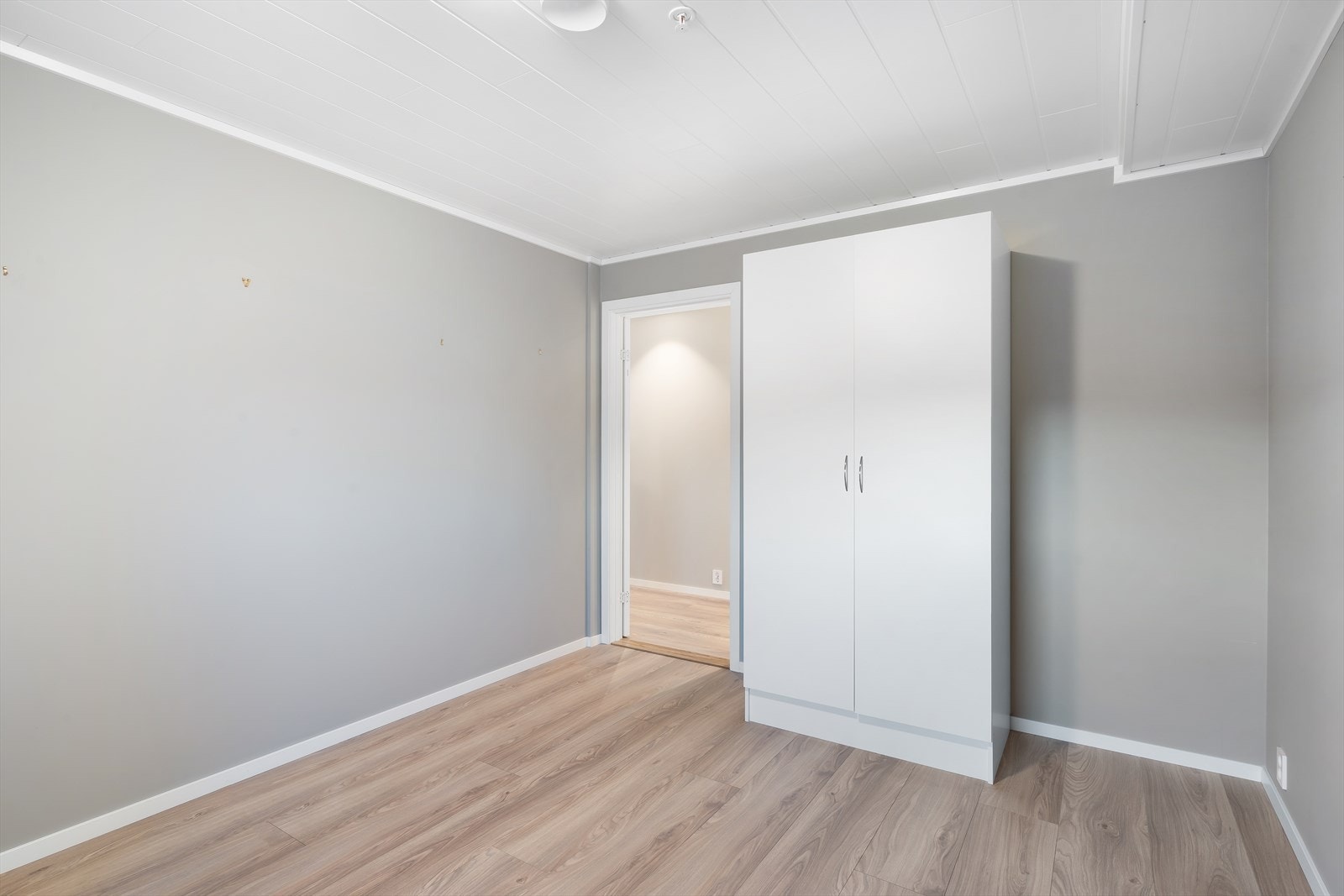 Leiligheten har to soverom, hvorav dette er hovedsoverommet. Galleribilde